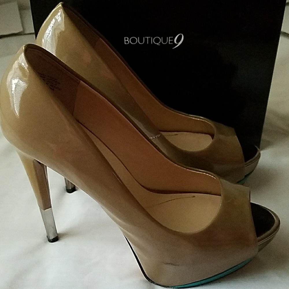 *SOLD* Boutique 9 Nalanee Taupe Blue Colorblock